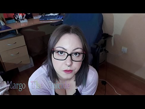 ❤️ Kynþokkafull stelpa með gleraugu sýgur dildó djúpt á myndavélinni ☑ Klám hjá okkur ❌️